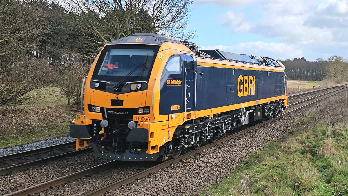 Harrod15S's tweet image. Couple of Flakes 9 have been out today running back n forth Peterborough to Doncaster Decoy through Hayfields nr Doncaster firstly 99004 light engine then this afternoon 99006 with a rake a sand hoppers #class99 #trains #GBRf #Hayfields #Doncaster