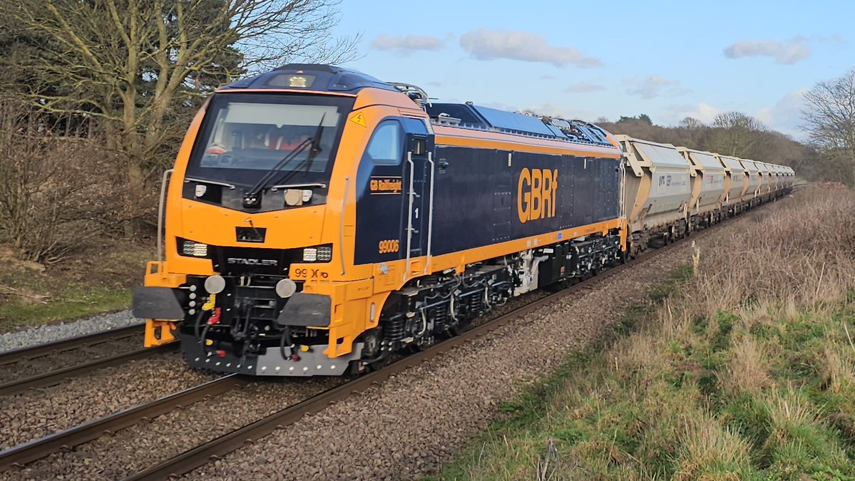 Harrod15S's tweet image. Couple of Flakes 9 have been out today running back n forth Peterborough to Doncaster Decoy through Hayfields nr Doncaster firstly 99004 light engine then this afternoon 99006 with a rake a sand hoppers #class99 #trains #GBRf #Hayfields #Doncaster