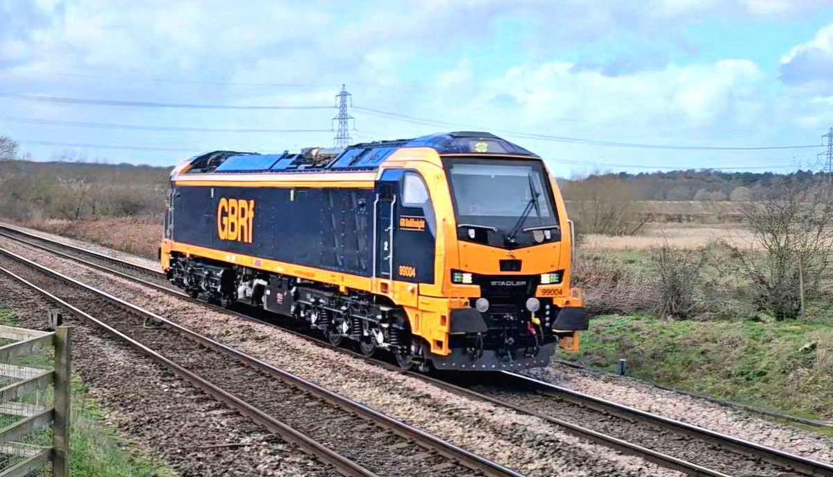 Harrod15S's tweet image. Couple of Flakes 9 have been out today running back n forth Peterborough to Doncaster Decoy through Hayfields nr Doncaster firstly 99004 light engine then this afternoon 99006 with a rake a sand hoppers #class99 #trains #GBRf #Hayfields #Doncaster