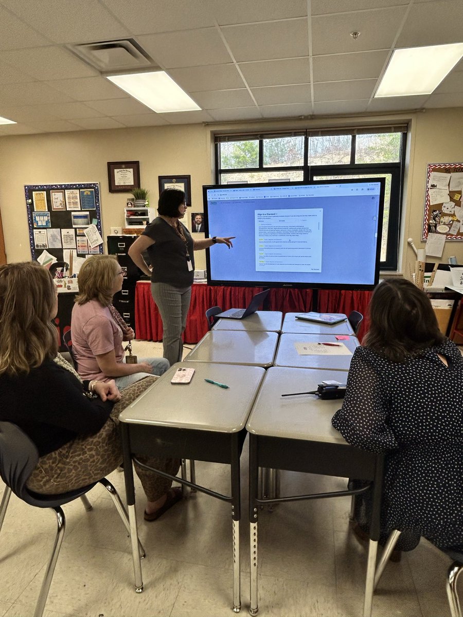 Julie Lewis tweet media