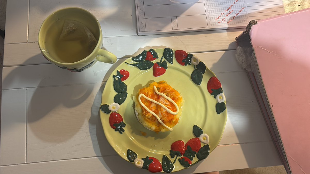 beafuddleds's tweet photo. ok so no one cares but my dinner as someone who restricted then binged and now needs to lock in again! 
ginger tea w maple syrup
rice cake with mayo kimchi and mashed potatoes :3

i’ve realised that cal counting makes me binge after time so no cals for this only small portions https://t.co/osYmTKuaN5