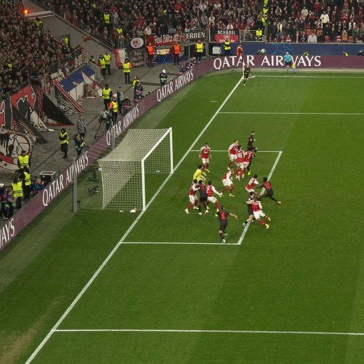 TouchlineX's tweet photo. 📸 - This is very interesting to look at because something went COMPLETELY wrong in Arsenal's communication here!

Jurrien Timber was marking two players at the same time, one of them was goalscorer Andrich who was left ALONE COMPLETELY! https://t.co/L4WF5XYJuf