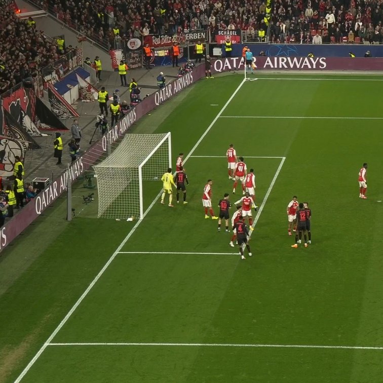 TouchlineX's tweet photo. 📸 - This is very interesting to look at because something went COMPLETELY wrong in Arsenal's communication here!

Jurrien Timber was marking two players at the same time, one of them was goalscorer Andrich who was left ALONE COMPLETELY! https://t.co/L4WF5XYJuf