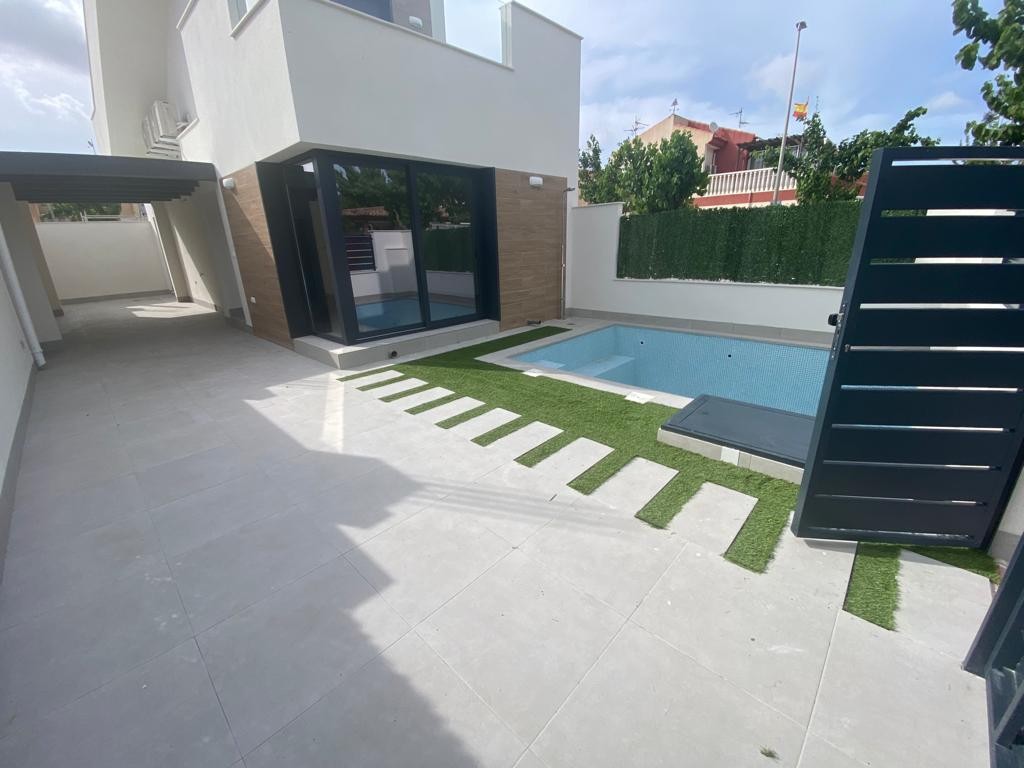 BroklaRealty's tweet photo. Market Alert: Residencial Olivo del Mar  🇪🇸
💰 419,900€ 
🏗️ March 2027 Delivery 
☀️ Solar Power Included 
🏊 Private Pool + Solarium + Summer Kitchen 
📍 Prime Los Alcázares location

https://t.co/5dc8oDDohc

#SpainRealEstate #LosAlcazares #LuxuryVillas #Murcia #Investment2026 https://t.co/vzxvYxJlk5