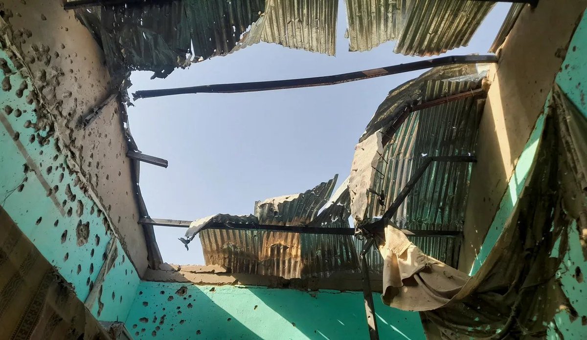 HkZuk's tweet photo. مسيّرات الدعم السريع تواصل قصف المدنيين والمنشآت الخدمية في السودان

لم تتوقف الطائرات المُسيّرة التابعة لمليشيا الدعم السريع عن التحليق فوق المدن والقرى السودانية، حتى في شهر رمضان، شهر التلاوة والسكينة، تواصل هذه المسيّرات استهداف المدنيين والمنشآت الخدمية في عدد من الولايات.

وخلال اليوم فقط، سقط نحو 17 شهيدًا إثر هجوم بطائرات مُسيّرة استهدف مدرسة في قرية «شكيري» بولاية النيل الأبيض، وسط السودان، وكان من ضمن الضحايا معلمين وطلاب وعاملين في المجتمع المحلي، بعدما استهدفت المسيّرات المدرسة داخل القرية.

ولم يتوقف الهجوم عند هذا الحد، إذ عاودت المسيّرات قصف المركز الصحي الوحيد في القرية، ما أدى إلى سقوط المزيد من الضحايا في منطقة لا توجد فيها أي مواقع عسكرية أو حاميات للجيش، الأمر الذي جعل المدنيين هم الهدف المباشر لهذا الهجوم.

ويأتي هذا الهجوم ضمن سلسلة استهدافات شهدتها ولاية النيل الأبيض خلال الأيام الأخيرة، ففي مدينة «كوستي»، استهدفت المسيّرات خلال الأيام الثلاثة الماضية مواقع مدنية عدة، من بينها داخلية طلاب جامعة الإمام المهدي، ما أدى إلى إصابة سبعة طلاب.

كما تعرضت محطة كهرباء مدينة «ربك» لقصف مماثل، وهي محطة تغذي أجزاء واسعة من وسط السودان بالطاقة، الأمر الذي تسبب في انقطاع التيار الكهربائي عن مناطق عديدة.

وفي ولاية شمال كردفان، غربي البلاد، لم تكن مدينة «الأبيض» بمنأى عن هذه الهجمات، فقد شهدت خلال الأسبوع الماضي سلسلة ضربات بالطائرات المُسيّرة استهدفت منشآت مدنية وخدمية متعددة.

ومن بين المواقع التي تعرضت للقصف مدرسة «قدير المهدي» بحي الرديف شرق في مدينة الأبيض، إلى جانب «داخلية الشهيد دلص» التي دُمّرت فيها قاعة الاطلاع والمكتبة الإلكترونية وأحد الأجنحة السكنية الخاصة بالطلاب.

كما طالت الهجمات عددًا من المؤسسات الحيوية في المدينة، بينها مباني «النيابات المتخصصة»، و«مصنع الشنبلي للزيوت»، و«محطة كهرباء الأبيض».

ولم تسلم المنشآت الصحية أيضًا من هذه الضربات، حيث تعرض ومقر «الإمدادات الطبية»، و«مركز علاج الأورام» وبجانب «المستشفى البريطاني» في المدينة للقصف، ما أدى إلى أضرار في أقسام الجراحة والأسنان وعنابر الإقامة.

وتظهر هذه الهجمات نمطًا متكررًا في استهداف البنية المدنية والخدمية، إذ طالت المدارس والمستشفيات ومحطات الكهرباء ومراكز الإمداد الطبي، إضافة إلى مساكن الطلاب والمنشآت الاقتصادية.

وكل هذا خلال الـ 11 يوم من شهر مارس الجاري، سجلت فيها هذه الهجمات عبر الطائرات المسيّرة الحديثة التابعة لمليشيا الدعم السريع وكان كل ضحاياها من المدنيين.