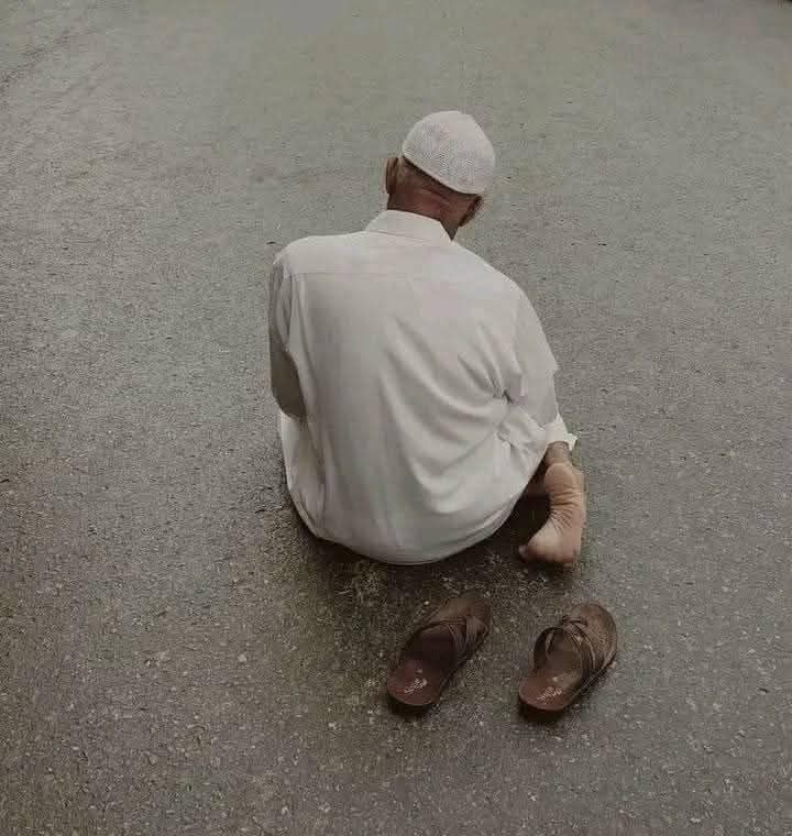 nakebnakeb1's tweet photo. - قال بعض السلف ؛
“ كنَّا إذا جئنا إلى الصَّلاة خلَعنا الدُّنيا مع نعالِنا “ https://t.co/keDtlaMWnW