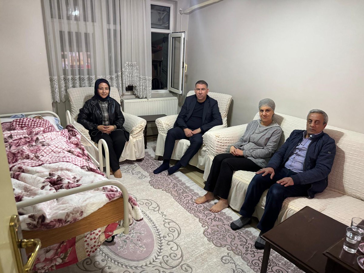 İlçe başkanlığımız tarafından düzenlenen "Paylaşmanın, Kardeşliğin ve Muhabbetin Adı: Ramazan Sohbetleri" kapsamında;

İlçe Başkanımız sn.<a href="/karahanender1/">Ender KARAHAN</a>, Kadın Kolları başkanımız sn.<a href="/yldzgulsn/">Gülşen Bünül</a> ve teşkilatımızla, Gelen ailesinin hanesine misafir oldular.

Paylaşmak berekettir.