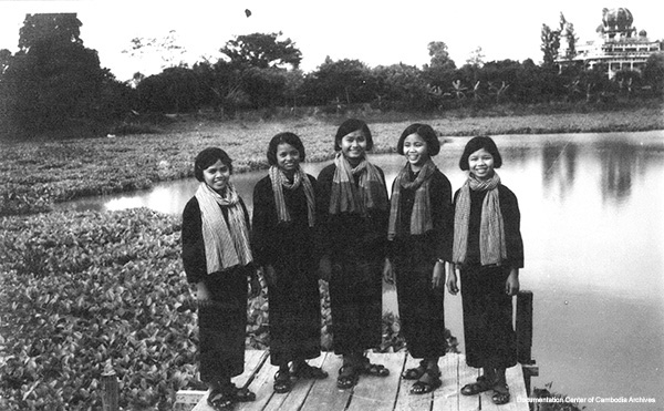 joaoeigen's tweet photo. Foto de jovens cadres femininas do infame Khmer Vermelho de Pol Pot - tinham por volta dos 12-15 anos de idade e não eram nada inocentes.

A maior parte da militância e da força braçal do Khmer Vermelho era composta de jovens e adolescentes, e até mesmo as meninas eram utilizadas em vários aspectos do regime. A filosofia revolucionária dos comunistas khmer pregava uma igualdade entre os sexos através da destruição da "ideologia burguesa" e da família e, de fato, houve um esforço para promover essa igualdade, mas de uma maneira macabra.

Muitas meninas e jovens ficavam encarregadas de serem as olheiras e vigilantes de suas comunas, e eram as principais fontes de acusações de "crimes contrarrevolucionários" que levavam as pessoas às prisões, de onde raramente saíam vivas. Mas algumas ainda metiam a "mão na massa" nesses julgamentos.

Por exemplo, na prisão S-21, a mais assassina do regime, onde apenas 7 pessoas de um total de 21 mil sobreviveram, a assinatura da "Camarada Neang Kin" aparece em mais de 300 confissões forçadas sob tortura - ela havia se juntado à guerrilha comunista apenas alguns anos antes, aos 14 anos de idade. Devido à sua brutalidade e eficiência, a jovem Neang Kin acabou ao lado do chefe de S-21, o professor de matemática "Camarada Duch", onde se tornou uma engrenagem essencial na máquina assassina do regime.

Muitos desses jovens que trabalharam para o regime e cometeram crimes atrozes depois acabaram entrando na sociedade civil cambojana como se nada tivesse acontecido, embora um estigma social persistisse. Apenas alguns poucos líderes do regime foram julgados; a maioria das dezenas de milhares de algozes mirins nunca foi punida.
