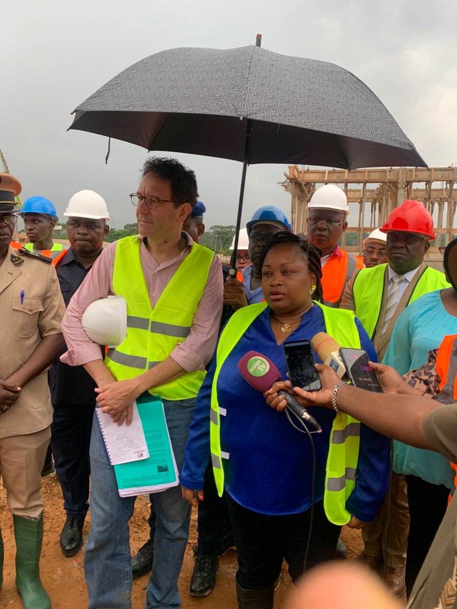 Franceaugabon's tweet photo. 📚Visite, avec madame la ministre de ĺ’education nationale et M. @FabriceMauries, des chantiers éducatifs réalisés dans le cadre du Projet d’Investissement dans le Secteur de l’Éducation @PISEGabon, avec le soutien financier de l’Agence française de développement 🇫🇷. https://t.co/ZqC1B1VTS8