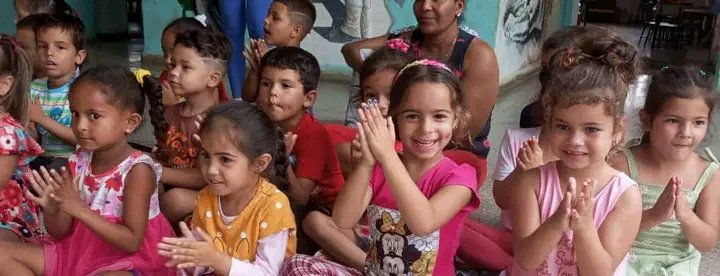 ¡ Los CI en #Fomento están de fiesta !
El proyecto "Despertando Alegrías" celebrando  junto a los niños y educadoras del CI Campanitas de Cristal , el aniversario 65 de la creación de estas grandiosas instituciones. Gracias por el bello espectáculo ofrecido a los niños.