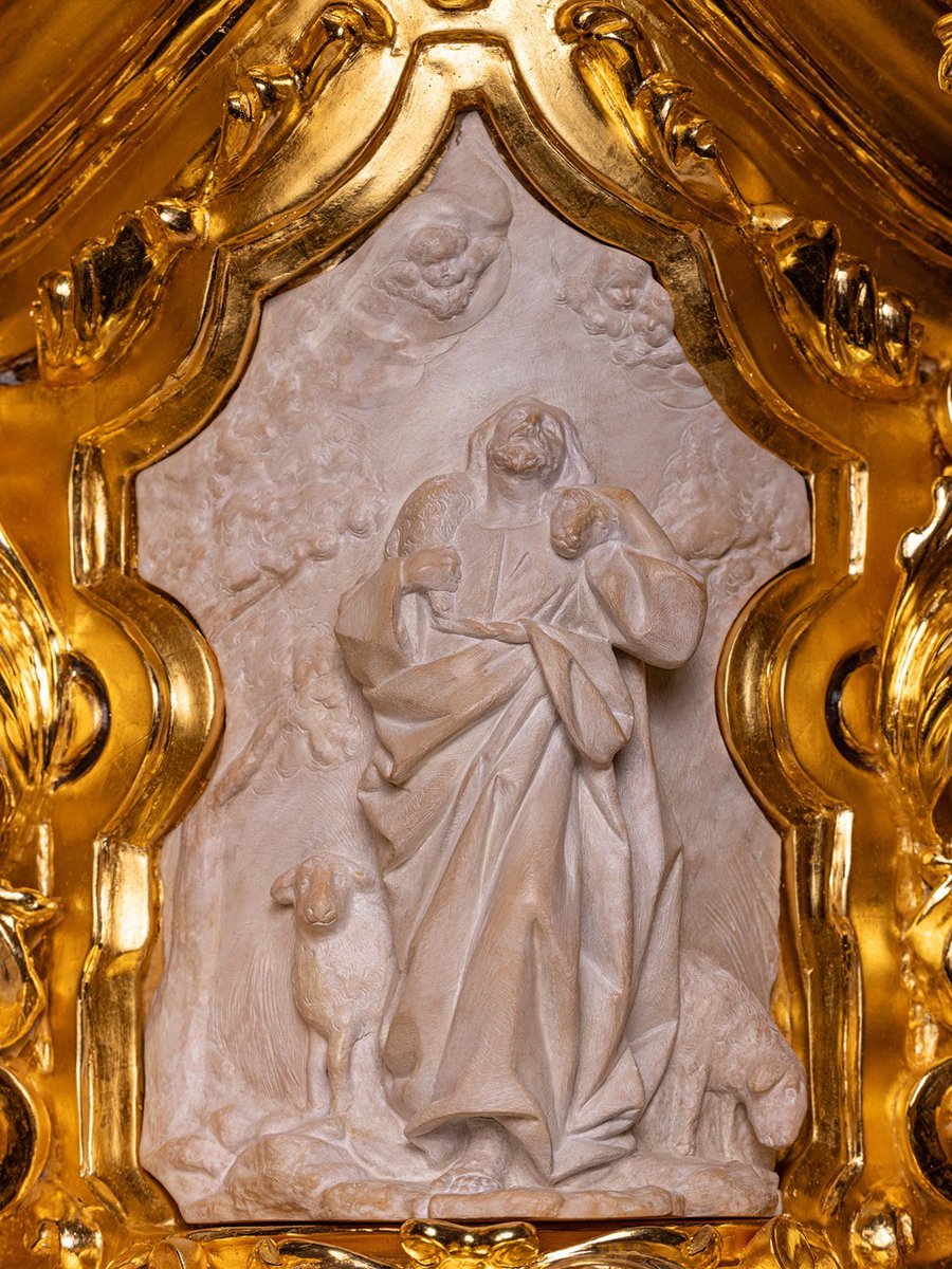 El trono del Amor es una meditación visual sobre la fe: cada cartela invita a contemplar la entrega, la misericordia y la compasión, mostrando cómo el amor de Dios se hace presente en cada detalle del conjunto.

#CofradíasMLG