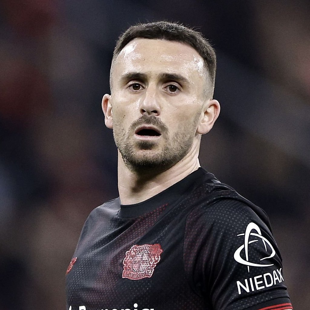 beyond90ftbl's tweet photo. Leverkusen are cutting through Arsenal’s press with reasonable ease, and that is no easy feat. 

Arsenal one of the best OOP teams in the world but right now the technical combination of Palacios and Garcia are showing levels. 

real top performance from bayer. https://t.co/JpiQv78XX3