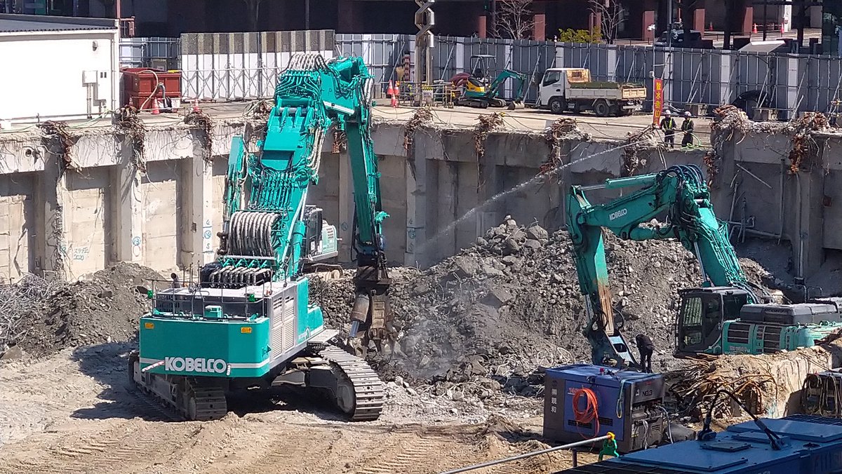 ちょうど半年が経過

上モノが無くなり、基礎解体中