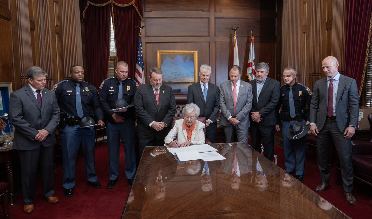 GovernorKayIvey's tweet photo. ✍️: I have signed SB242, a highway safety bill that will help @ALEAprotects continue their crackdown on illegal trucking operators. 

If you cannot read, write and speak English, you do not need to be driving a commercial vehicle on our roads. #alpolitics https://t.co/fnD9QOlTaB