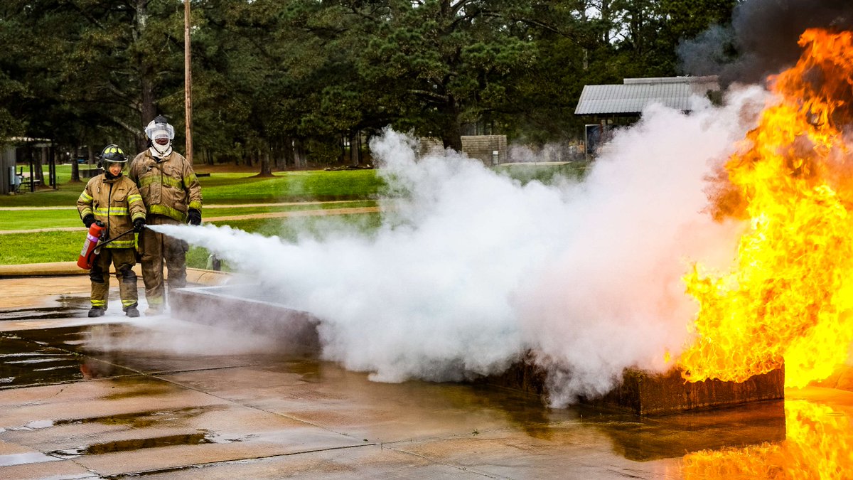 MSFireAcademy's tweet image. #Class220 has entered the chat! The recruits have fought fires using extinguishers to suppress grate fire on Pad 1. #MSFA