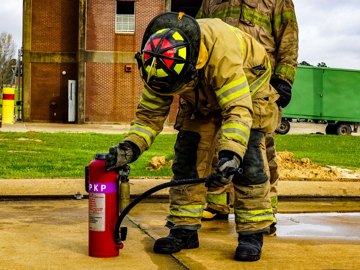 MSFireAcademy's tweet image. #Class220 has entered the chat! The recruits have fought fires using extinguishers to suppress grate fire on Pad 1. #MSFA