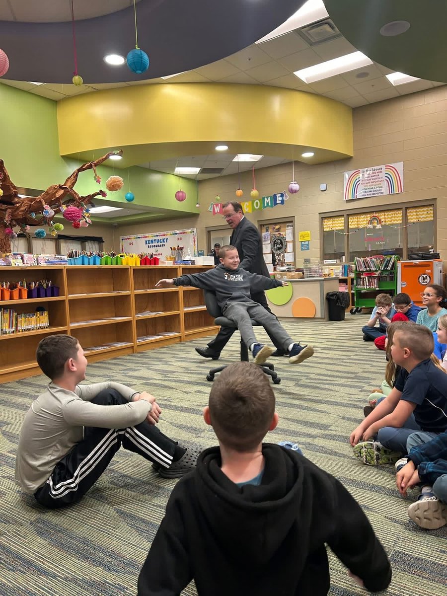 HeatherPat82's tweet photo. Our fourth graders at NHES loved learning with our special guest Meteorologist Bill Meck. Throughout the day our students learned that weather isn’t just about forecasts it’s also about civics and community safety. @passport2lead @KEDCGrants @DrJWEvansJr @KingWendy_m https://t.co/xBkiEz4Owu
