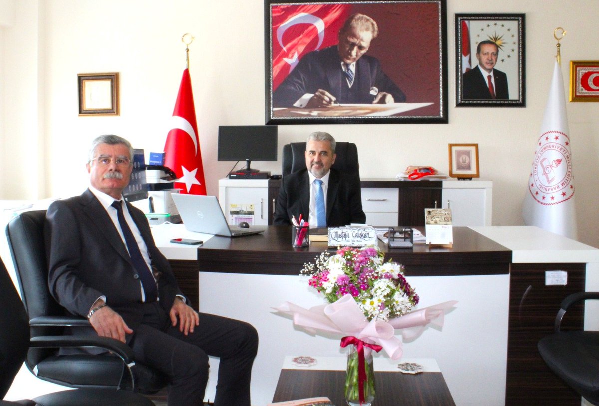 Didim Sınav Eğitim Kurumları Kurucusu Sayın Halis CANPOLAT, müdürlüğümüzü ziyaret ederek İlçe Milli Eğitim Müdürümüz Sayın Mustafa ÇALIŞKAN’a hayırlı olsun dileklerini ilettiler.