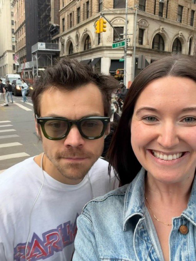 💚 Harry with more fans! Thanks Harry for making these fans day. 

#HarryStyles
#KISSCO
#KATTDO

📷 autumncomm