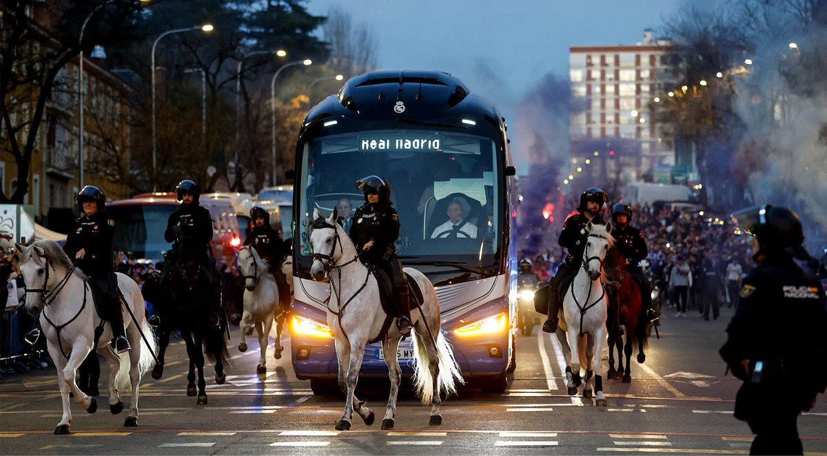 realmadriden's tweet photo. 🐎⚽️ Champions League nights start like this! https://t.co/HTLuczSUC1