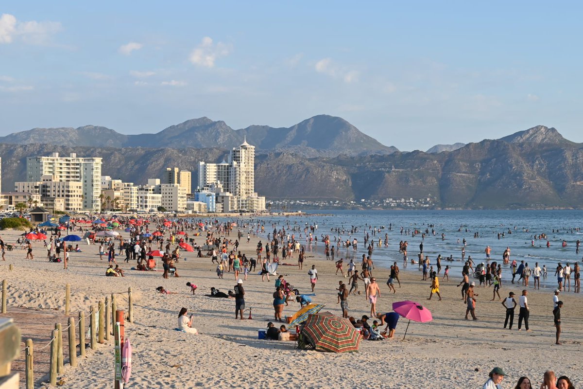 IOL's tweet photo. Capetonians were hot and bothered in the stuffy 42.1°C heat on Wednesday, with many making a beeline for beaches, pools, and air-conditioned shops just to cool down.
#CapeTown #HeatWave #42Degrees #SummerScorcher #CoolingOff
Read on: https://t.co/pbU7uGcT2Z
📷 Ayanda Ndamane/ Independent Media