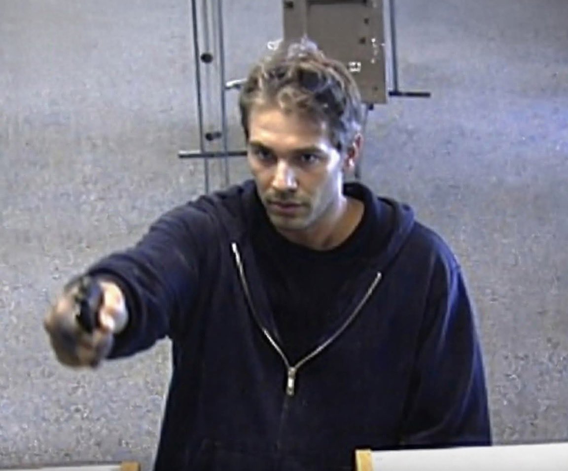 Efecto Dunning-Kruger 

En 1995, McArthur Wheeler entró en dos bancos en Pittsburgh sin máscara, sin disfraz y con jugo de limón en la cara. Él creía que debido a que el jugo de limón funciona como tinta invisible en el papel, haría que su cara fuera invisible para las cámaras.