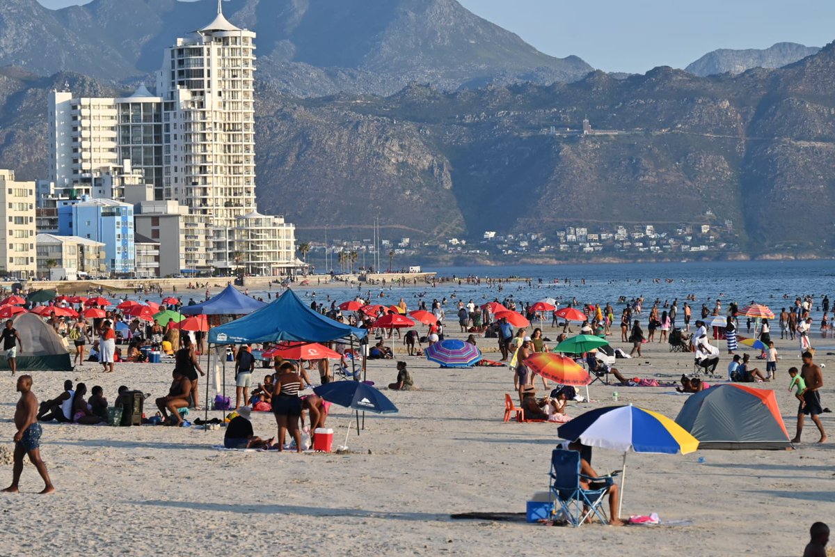 IOL's tweet photo. Capetonians were hot and bothered in the stuffy 42.1°C heat on Wednesday, with many making a beeline for beaches, pools, and air-conditioned shops just to cool down.
#CapeTown #HeatWave #42Degrees #SummerScorcher #CoolingOff
Read on: https://t.co/pbU7uGcT2Z
📷 Ayanda Ndamane/ Independent Media