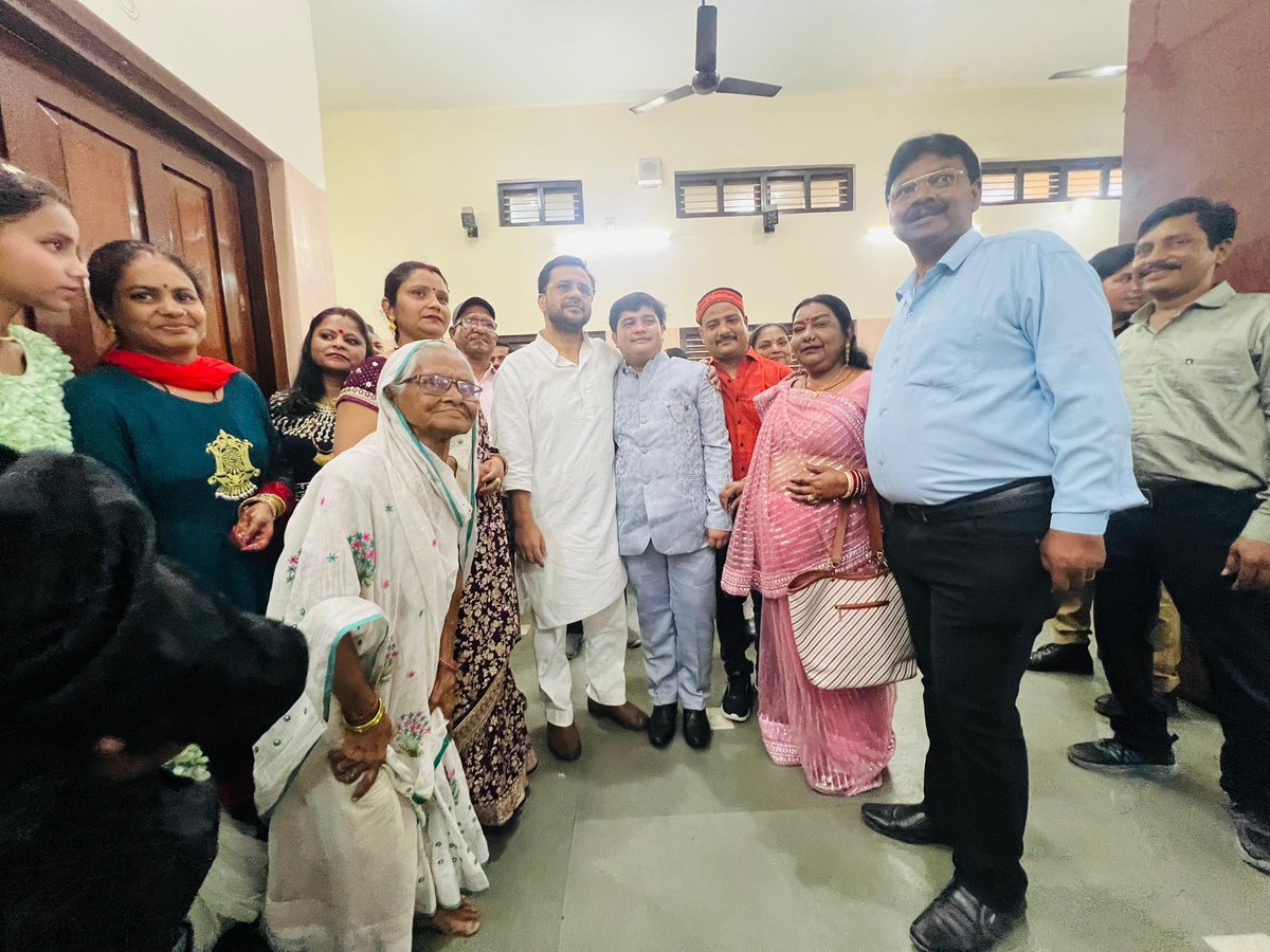 AhadkhanSp's tweet photo. आज पूर्व कैबिनेट मंत्री बड़े भाई जनाब यासर शाह जी ने जनपद बहराइच में अपनों के बीच उनके सुख दुख में शामिल हो कर अपनों का सुख दुख बाँटा और सभी अपनों से मुलाक़ात की।
@TeamYasarShah 
@yadavakhilesh 
@JyotiDevSpeaks https://t.co/9FWDzlQ6GE
