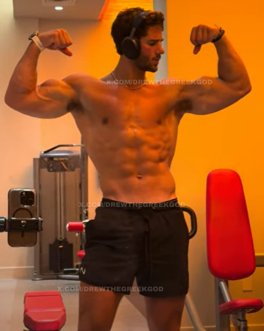 DrewTheGreekGod's tweet image. Midweek audit. You still locked in? #GymPhysique #Flex #Bicep