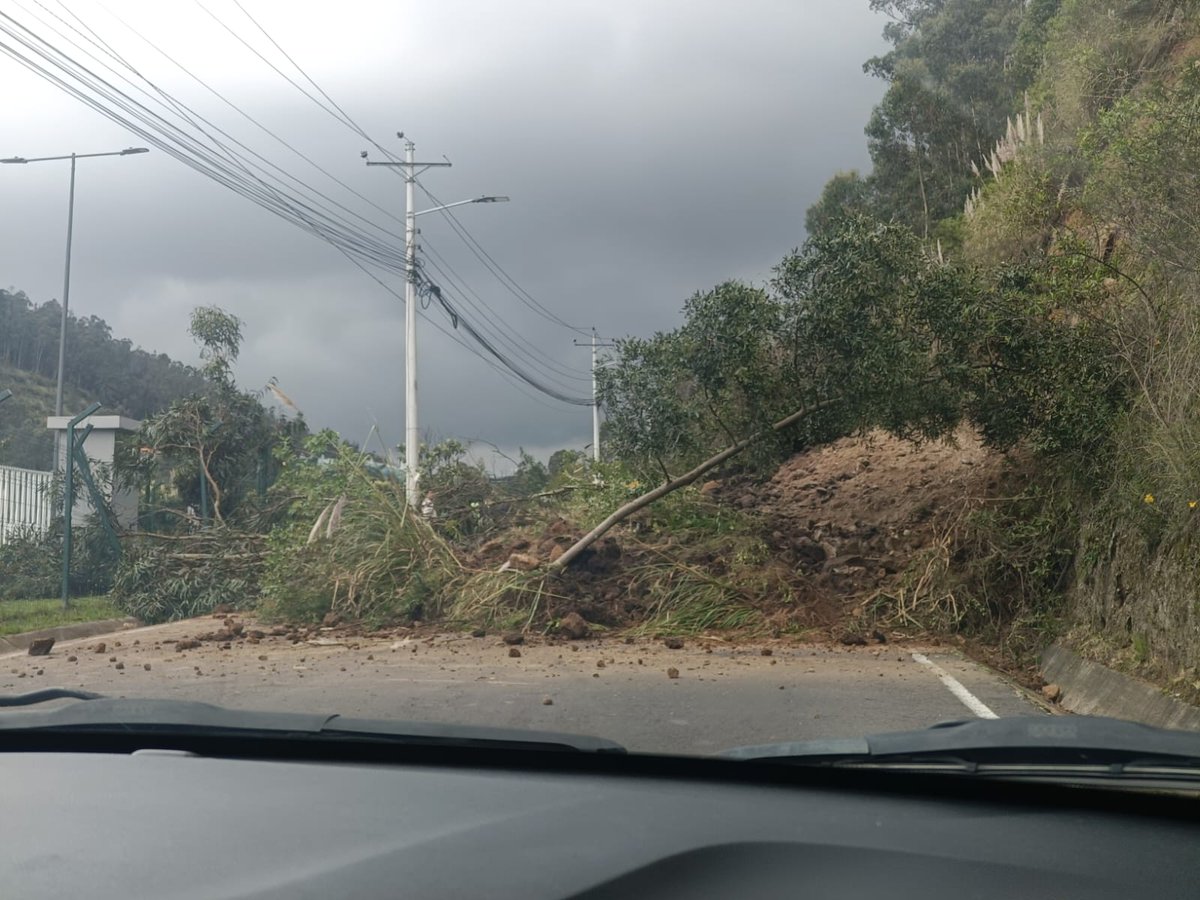 martiniturbide's tweet photo. Los arreglos no duraron mucho, se volvió  a cerrar la via a Nayón por un deslave del talud en otra parte. Parece que no acceso al UDLA Arena desde el ciclista. Necesitamos por favor ayuda @ObrasQuito @MunicipioQuito @pabelml @comunidadquito @GadNayon  #TaludNayon https://t.co/PbK3xVJUWD