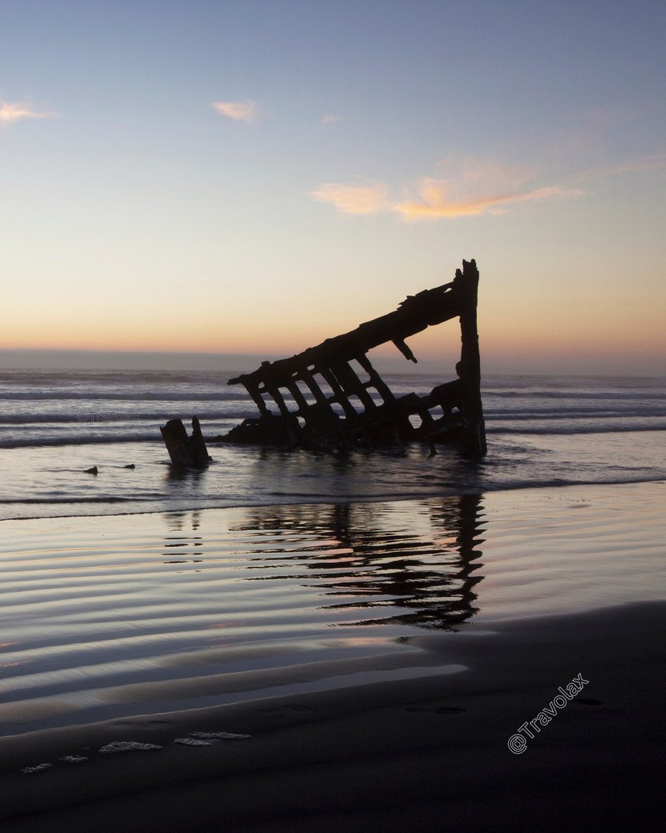 travolax's tweet image. Oregon Coast, keep my secrets and my sunsets.
