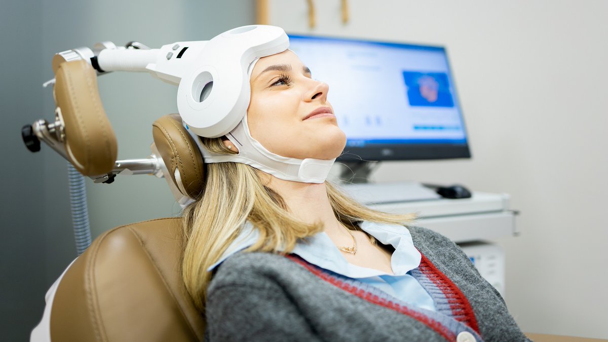 BrownPsychiatry's tweet photo. @NoahSPhilipMD @hannahfrankphd @ELMcQuaid @BrownandProv @AnnalsATS @LMWeinstockPhD @JAMANetworkOpen There are many ways to administer transcranial magnetic stimulation (TMS) as a treatment for PTSD. The good news, according to a study led by Drs. @NoahSPhilipMD and @YossiBerlow: Three of the most common TMS protocols proved comparably effective.

More:
https://t.co/VmJ2y4BGql https://t.co/xOKZjmGotO