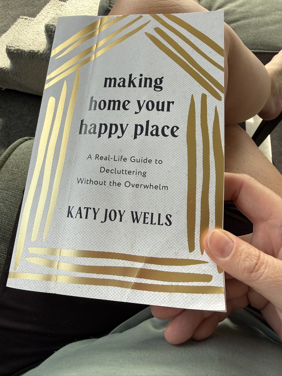 ellen_ross1's tweet photo. Not sure why but this is the second time  in 7 days @amazon has shipped me a brand new book in a box yet the books cover is all effed up and creased. Then they want you to send it back so i can’t even read it https://t.co/VUesvYlVVJ