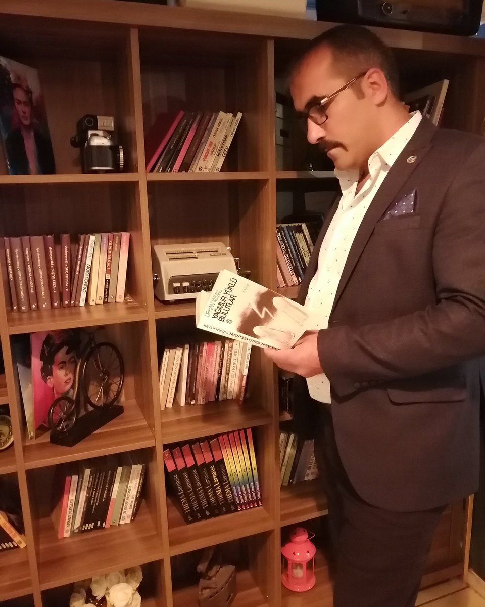 “Hak kelâm” duyduğum, kitap Kur’an’dır
Başka yok! Uyduğum kitap Kur’an’dır
Dolduğum, doyduğum kitap Kur’an’dır
Beşerin “boş”unda arama beni.

Türk doğmuşum, Türk’üm... kime ne bundan...
Her mü’min kardeşim, severim candan
İman baharını kovup zamandan
Zemheri kışında arama beni.