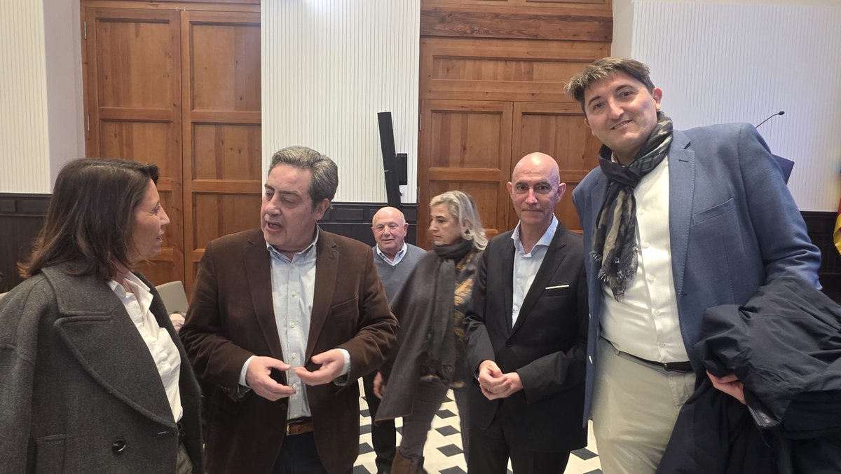 JosGOSALBEZ1's tweet image. 🟢 | El testimonio de @AnaVelascoV, hija de víctima de #ETA, ha sido una lección de entereza y dignidad.

Y también una denuncia:
el Estado no protege a las víctimas, pero ampara y proyecta a quienes están con los terroristas.

La reflexión es clara:
hoy las víctimas molestan.