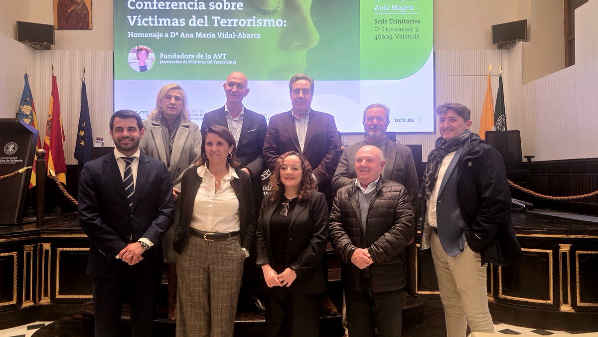 JosGOSALBEZ1's tweet image. 🟢 | El testimonio de @AnaVelascoV, hija de víctima de #ETA, ha sido una lección de entereza y dignidad.

Y también una denuncia:
el Estado no protege a las víctimas, pero ampara y proyecta a quienes están con los terroristas.

La reflexión es clara:
hoy las víctimas molestan.