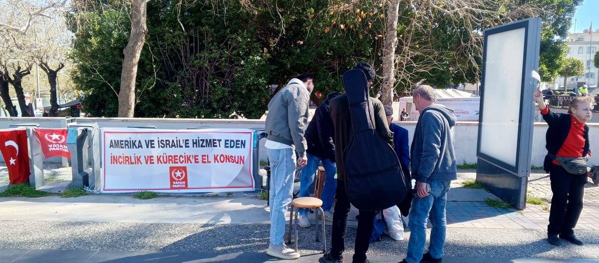 Vatan_Partisi07's tweet photo. 📍MANAVGAT

Manavgat İlçe Örgütümüz, ABD-İsrail'in İran'a yönelik saldırılarının ardından ''İncirlik ve Kürecik üslerine el konsun'' imza masasımızı açtı. https://t.co/wFKb3pnoxW