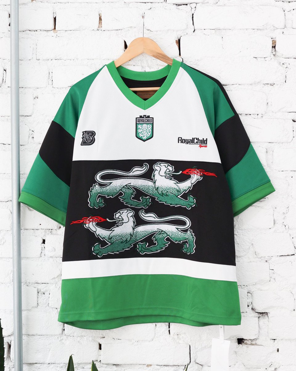 pineapple_co_'s tweet photo. BIRTH OF ROYAL CHILD – Double Lion Rhinestone Jersey “Verde”.

A Birth of Royal Child transforma a clássica camisa esportiva em um statement de streetwear. Os leões em rhinestones criam um visual marcante que mistura brilho, simbologia e atitude urbana.

Disponível Pineapple Co. https://t.co/eQgOOue9dR