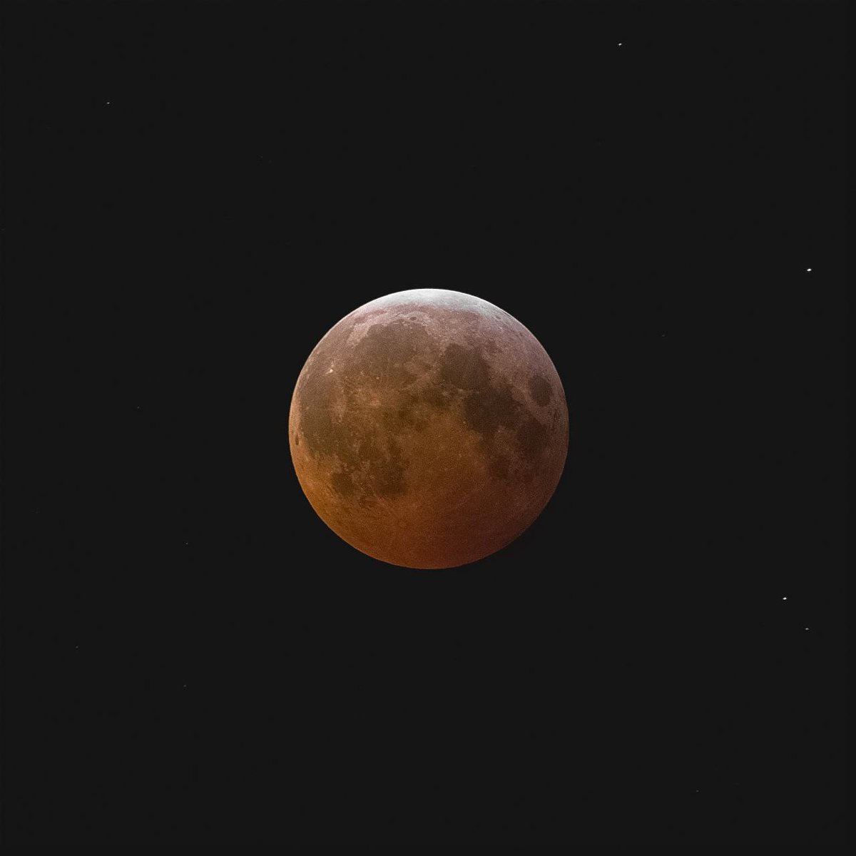 smartphone_astr's tweet image. By our member Carlos Novelo - "#BloodMoon" #LunarEclipse, 15 shots of 2" exposure, f9 ISO 800, #Nikon D3300 70-300mm lens at 300 mm, taken with a tripod, edited in Photoshop, Registax, PIPP g stacked with AutoStakker - #Astrophotography #astronomy / @MoonHourSocial #Moon