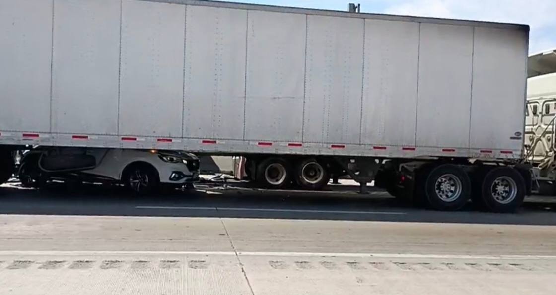 🚨🚗Una persona murió y tres más resultaron lesionadas luego de que el automóvil en el que viajaban terminó debajo de un tráiler sobre la carretera 57, a la altura del kilómetro 161. 🚑

#Querétaro #Accidente #Carretera57 #AccidenteVehicular #CódiceInformativo