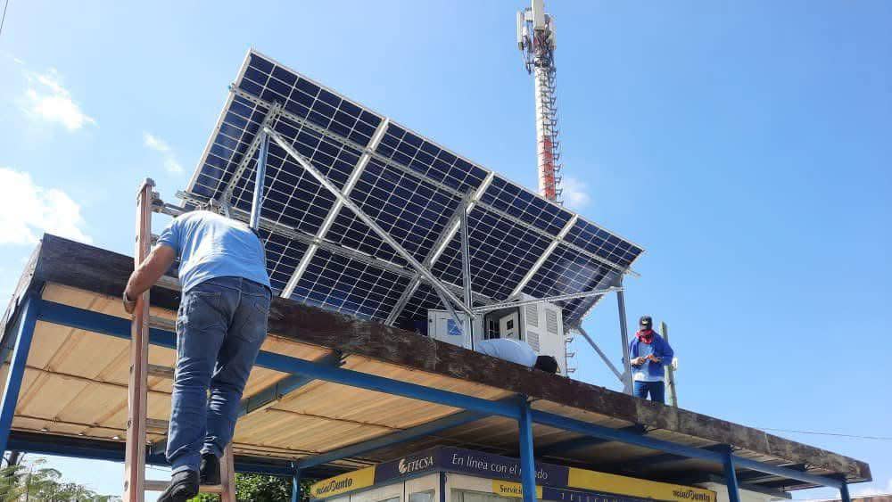En #Güines, #Mayabeque, la energía del sol se convierte en fuerza para el futuro. Con sistemas fotovoltaicos avanzamos hacia telecomunicaciones sostenibles, seguras y limpias para nuestro pueblo.  
#EtecsaConCuba #CubaPorLaTransformaciónDigital #CubaEstáFirme #CubaVencerá 🇨🇺