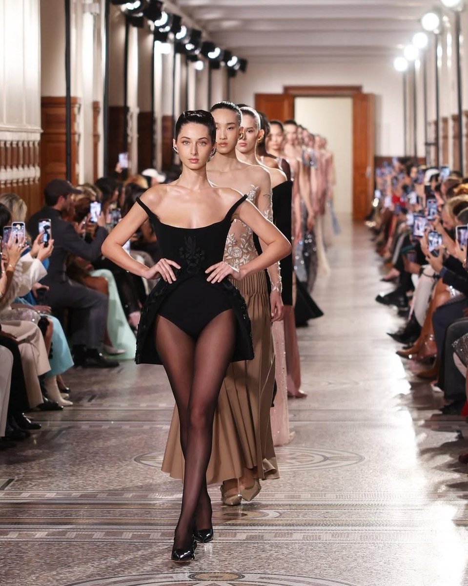 MMsevilmisdal's tweet image. A tailored corset featuring a central slit, delicately adorned with satin floral embellishments that exude an encrusted allure. Discover Georges Hobeika Ready-To-Wear Spring/Summer 2026 collection georgeshobeika.com #georgeshobeika #readytowear #springsummer2026