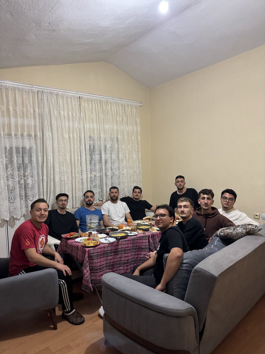 erendimm's tweet photo. MÜSLÜMAN GALATASARAYLILAR 
HAYIRLI SAHURLAR https://t.co/hEOmCF2AFK
