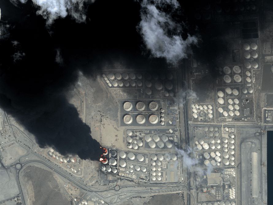 🔴 İran, Tahran rafinerisindeki yakıt depolarına yapılan saldırıya karşılık verdi

🔹 Fars Ajansı’na ulaştırılan özel uydu görüntülerine göre, Basra Körfezi çevresindeki ülkelerde bulunan üç önemli lojistik hedefin doğrudan vurularak imha edildiği iddia edildi.

🔹 BAE’deki