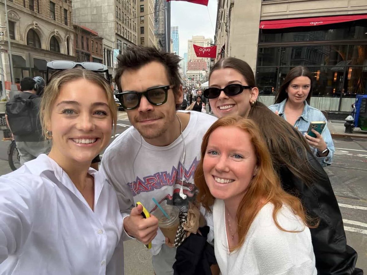 Harry Styles France tweet media