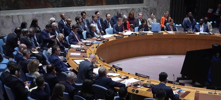 اقوام متحدہ کی سلامتی کونسل نے خلیجی ممالک پر ایرانی حملوں کے خلاف مذمتی قرارداد منظور کرلی
پاکستان نے قراداد کے حق میں اور "ایران  کے خلاف ووٹ ڈالا"
جبکہ چین اور روس نے حصہ ہی نہیں لیا
یہی ہے فیلڈ مارشل کا ویژن۔۔۔!!!