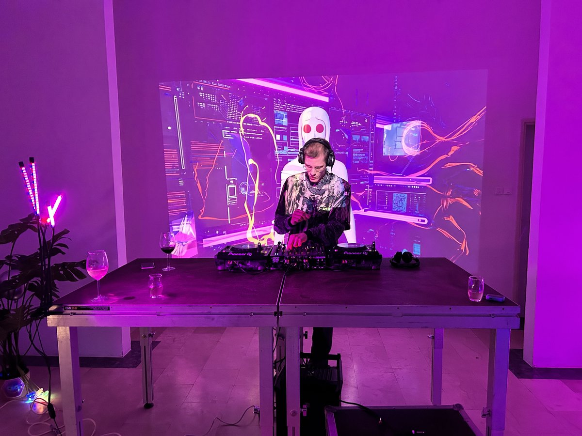 Ultramono_org's tweet photo. Last night’s guided tour of AVANTGARDEN 3.0 was a beautiful exchange, deep conversations, fantastic crowd.
The evening continued with cosmic techno sets by Lucius Light, Waknu, M62Hb / Zenith collective; open until 15 March.
🔗 Full recap: https://t.co/ps3fCLooK3 https://t.co/jOHJerj1QI