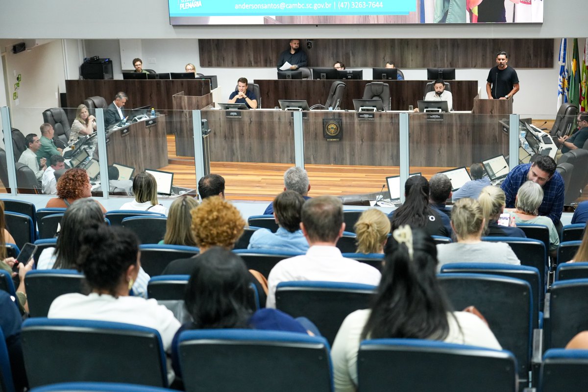 A sessão desta noite da Câmara de BC teve 4 projetos aprovados. Dois deles são de autoria da prefeitura, e outros dois, de vereadores. Estes últimos tratam da hidratação segura em escolas e da declaração de utilidade pública de uma entidade.

Leia mais: balneariocamboriu.sc.leg.br/imprensa/notic…