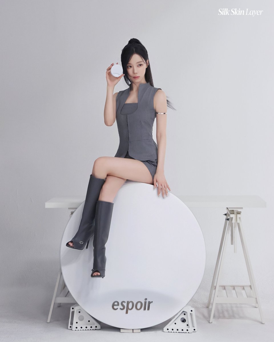 NEW 실크 스킨 레이어 쿠션과 윈터가 함께한 촬영 현장!​
윈터의 눈부신 피부결에 쁘아지기 실명 직전...🫠