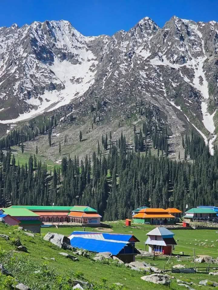 Beautiful view of Jehaz Banda, a scenic picnic spot in Sir Upper.
#jehazbanda #Jazbanda 
Read more 
kumratvalley.blogspot.com/2023/05/jehaz-…